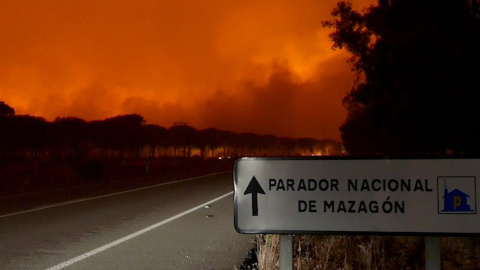 Imagen del incendio del Parador Nacional de Mazagón en Doñana./EFE