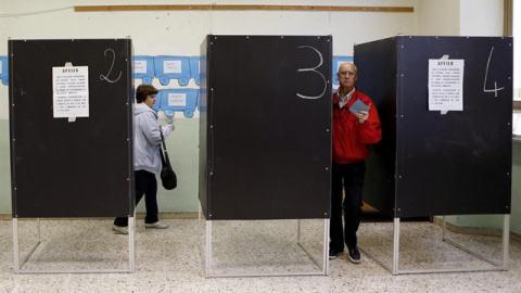 Cabinas de votación en un colegio electoral en Italia. REUTERS