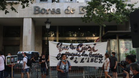 Protesta davant la Borsa de Barcelona. ALBERT CANADET / ACN