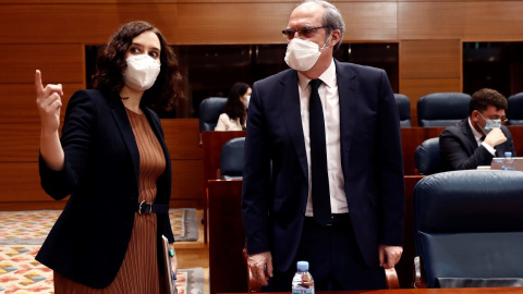 La presidenta de la Comunidad de Madrid, Isabel Díaz Ayuso, conversa con el portavoz socialista, Ángel Gabilondo, al inicio de una nueva sesión de control  en la Asamblea de Madrid. E.P./Pool