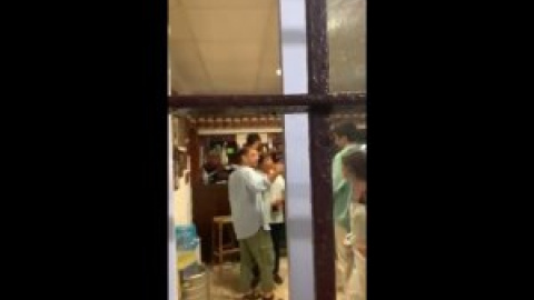 Un grupo de ultras acosa a Monedero en un bar al grito de "maricón de mierda"