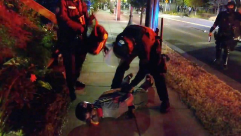 Momento de la detención del periodista Justin Yau mientras cubría una protesta contra el racismo en Portland, Oregon. REUTERS