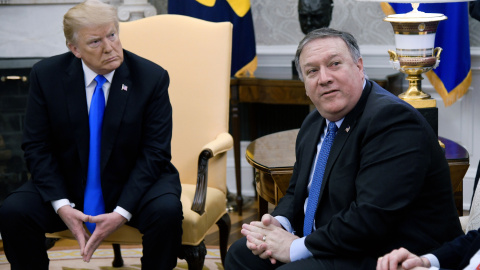 El presidente de EEUU; Donald Trump, y el secretario de Estado, Mike Pompeo, en el Despacho Oval de la Casa Blanca, durante la recepción al pastor protetante Andrew Brunson y su familia tras se liberado por Turquía. EFE/EPA/OLIVIER DOULIERY