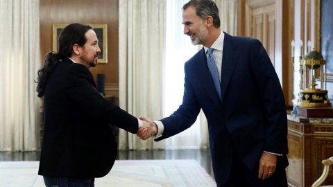 El rey Felipe VI recibe en audiencia al líder de Unidas Podemos Pablo Iglesias, en la segunda jornada de la ronda de consultas sobre la investidura de Pedro Sánchez. /EFE