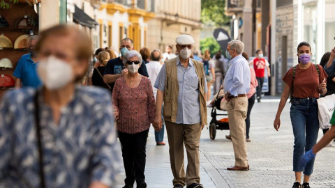 Imagen de viandantes con mascarillas por la calle Tetuán de Sevilla. EFE/Raúl Caro/Archivo