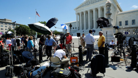 Reporteros a las afueras de las Cortes Supremas de Washington / REUTERS