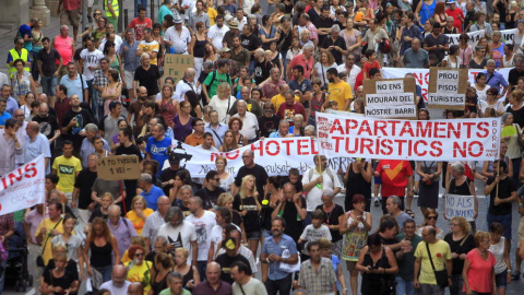 Manifestación contra los pisos turísticos en Barcelona. (EFE)