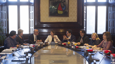 La presidenta del Parlament, Carme Forcadell, en el centro de la imagen, durante la reunión de la Mesa del Parlament donde se debate la propuesta de JxSí para reformar el reglamento del Parlament. EFE/Marta Pérez