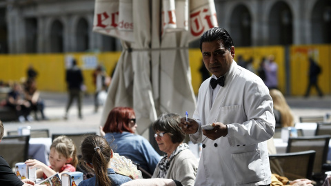 Un camarero atiende una terraza de un bar en el centro de Madrid. E.P.