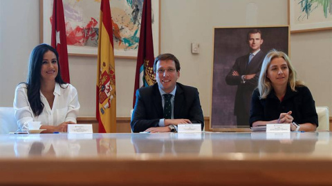 El alcalde de Madrid, José Luis Martínez-Almeida (centro), preside por primera vez la Junta de Gobierno del Ayuntamiento, junto a la vicealcaldesa, Begoña Villacís (izquierda), y la portavoz, Inmaculada Sanz (derecha). (J.J. GUILLÉN | EFE)