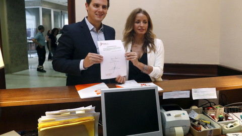 El líder de Ciudadanos, Albert Rivera y la diputada Patricia Reyes, registran en el Congreso una propuesta de Ley para regular la Gestación subrogada. EFE/Javier Lizón