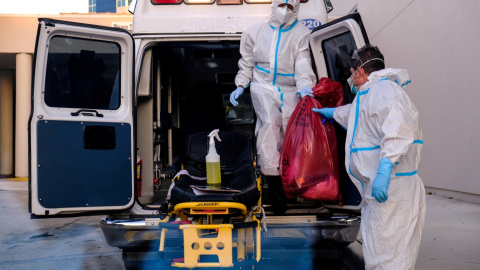 Los técnicos de emergencia limpian sus materiales fuera del Memorial West Hospital, donde se trata a los pacientes con coronavirus en Pembroke Pines, Florida, EEUU, 13 de julio de 2020. REUTERS / Maria Alejandra Cardona / Foto de archivo