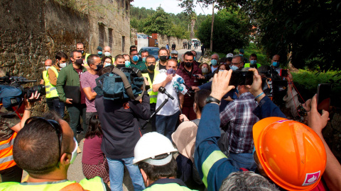 El presidente del comité de empresa de Alcoa, José Antonio Zan, atiende a los medios a las puertas del Pazo de Cea de Nigrán donde miembros del comité de empresa se reúne con representantes de la dirección. EFE / Salvador Sas