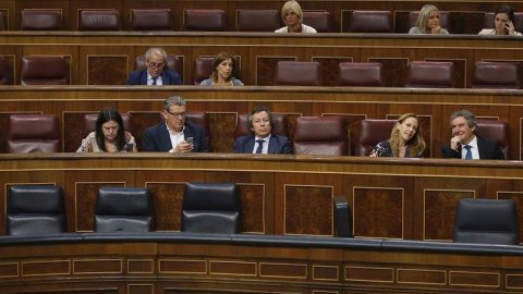 Escaños vacíos de varios ministros, durante el debate de la moción del PSOE que pide la reprobación del ministro de Hacienda, Cristóbal Montoro. /EFE