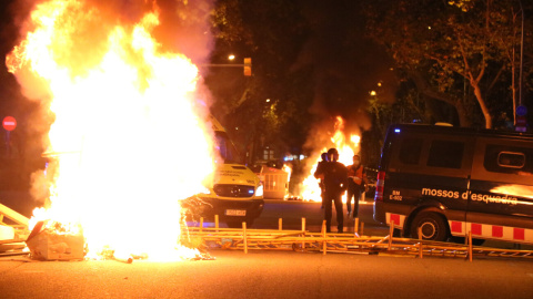 Mossos d'Esquadra entre contenidors cremats el 28 de setembre del 2020 a Barcelona en el marc de les protestes per la inhabilitació de Quim Torra. Miquel Codolar | ACN