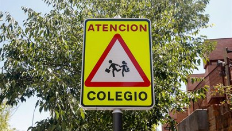 Señal de peligro 'atención colegio'. / Ricardo Rubio / Europa Press / Archivo