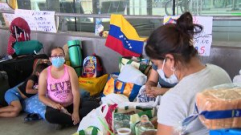 Turistas venezolanos acampa en Barajas para pedir una solución para su repatriación