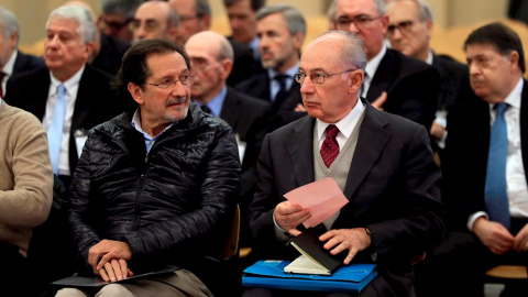 Fotografía de noviembre de 2018 del expresidente de Bankia Rodrigo Rato (d) junto al exconsejero de Caja Madrid José Antonio Moral Santín (i), durante la primera sesión del juicio por la salida a Bolsa de la entidad en la Audiencia Nacional. EFE/Ferna