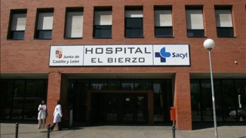 Hospital del Bierzo, de Ponferrada, donde fue atendida la niña de 11 años embarazada. La investigación sobre su estado se centra en su entorno. EFE