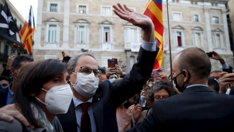 28/09/2020.- El presidente de la Generalitat, Quim Torra (c), abandona el Palau de la Generalitat después de que el Tribunal Supremo confirmase su condena de año y medio de inhabilitación. / EFE - Toni Albir