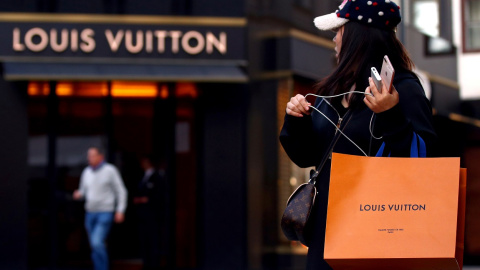 Una tienda de Louis Vuitton, una de las principales enseñas del grupo de jujo LVMH, en Viena. REUTERS/Lisi Niesner