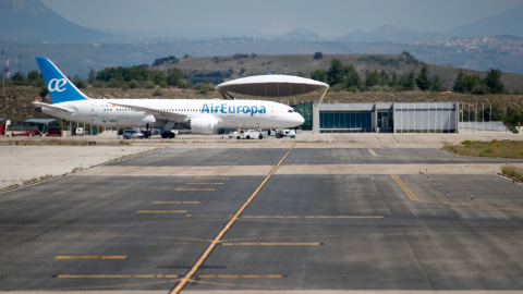 Un avión de Air Europa en la terminal 4 del Aeropuerto de Madrid-Barajas Adolfo Suárez. E.P./Oscar J. Barroso