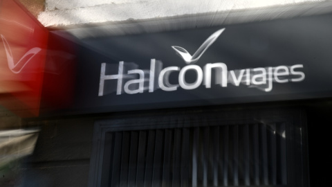 Logo de Halcón Viajes en el exterior de una de las agencias, después de que el grupo Globalia y el grupo Barceló acordarán el pasado noviembre una operación de fusión. E.P./Óscar Cañas