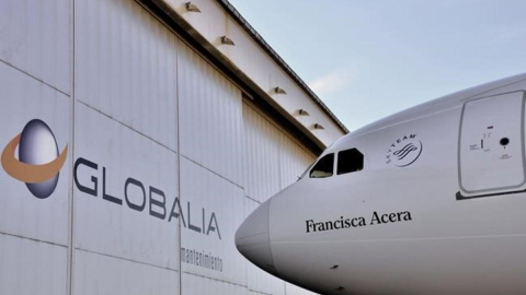 Un avión de Air Europa frente a un hangar de Globalia. EFE