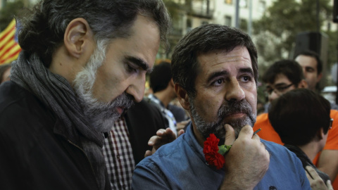 Jordi Cuixart i Jordi Sánchez durant les concentracions a la seu del Departament d'Economia i Hisenda.