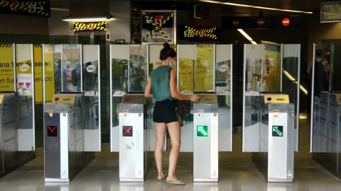 Una usuària accedint a l'estació de Santa Eulàlia de la línia 1 del metro. ACN/Àlex Recolons