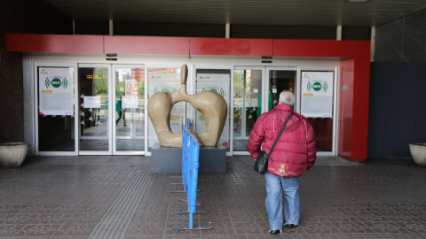 Una persona en la Estación de Chamartín en una imagen de archivo. / EUROPA PRESS