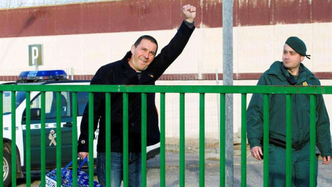 Arnaldo Otegi a su salida de prisión. / ABEL ALONSO (EFE)