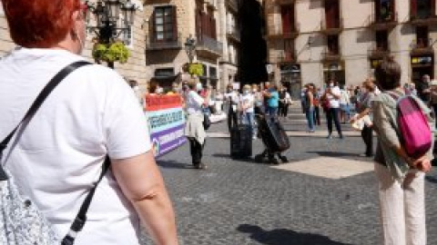 Desenes de manifestants protesten a Barcelona per reclamar residències "on viure, no morir"