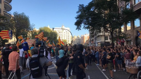 Momentos de tensión entre participantes en las diferentes manifestaciones del 9 d'Octubre. - EUROPA PRESS