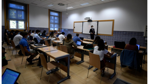 Alumnos en una de las aulas de la Universidad Pontificia de Comillas, ICADE. /Europa Press / Óscar Cañas