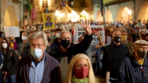 Miles de personas se manifiestan en Catalunya en protesta por la inhabilitación de Torra