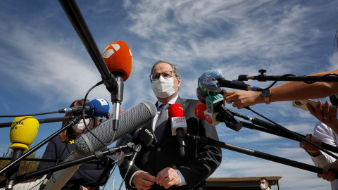 El expresident de la Generalitat, Quim Torra, atiende a los medios a su salida del centro penitenciario de Lledoners donde ha visitado a los presos independentistas tras su inhabilitación. EFE/Susanna Sáez