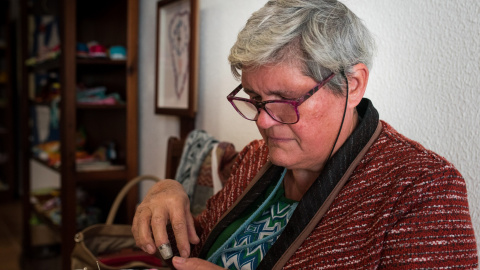 6.	Algunas bordadoras trabajan en casa, otras trabajan en talleres como es el caso de María Nieves que comparte espacio junto a otras 16 artesanas. María Nieves señala que el bordado es la artesanía principal de la isla, aunque hoy en día no es renta