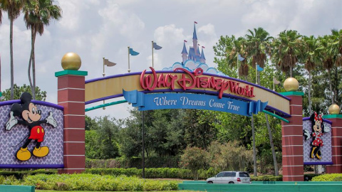 Los parques de Disney se vieron forzados a cerrar esta primavera debido a la expansión del coronavirus, lo que provocó una caída de los ingresos del 91 por ciento durante los primeros tres meses de 2020. EFE/Erik S. Lesser/Archivo