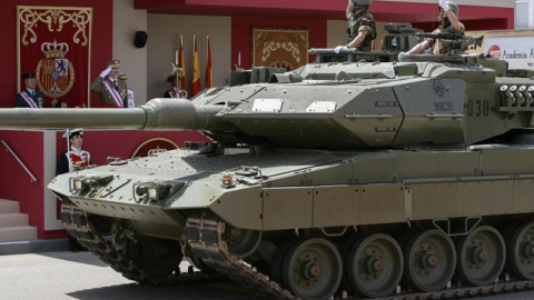 Un carro de combate Leopard durante el desfile de las Fuerzas Armadas, uno de los Programas Especiales de Armamento de mayor coste que se han financiado con créditos extraordinarios. Pepe Zamora (EFE)