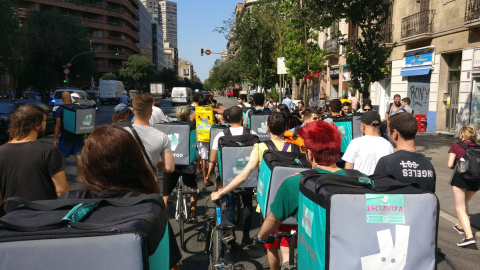 Trabajadores de Deliveroo se manifiestan en Barcelona para reivindicar derechos laborales./@JesusSanTe