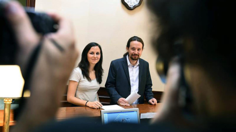 El secretario general de Podemos, Pablo Iglesias, acompañado por la portavoz adjunta de Unidos Podemos en el Congreso, Ione Belarra, registran la Proposición de Ley contra la pobreza infantil. | FERNANDO VILLA (EFE)