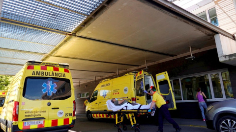 Llegada de un enfermo en ambulancia al hospital Arnau de Vilanova, en Lleida. EFE/ Alejandro García/Archivo