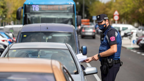 Agentes de la Policía municipal, en tareas de control en el Barrio de Orcasur, en Madrid. EFE/Rodrigo Jiménez