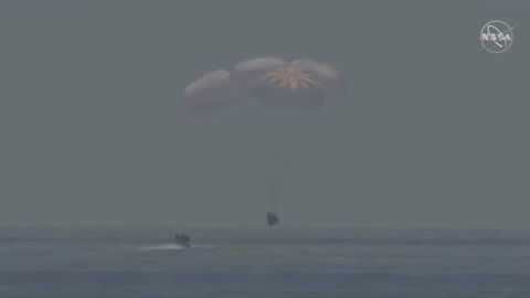 02-08-2020.- La cápsula Dragon Endeavour de SpaceX aterriza en el agua. NASA