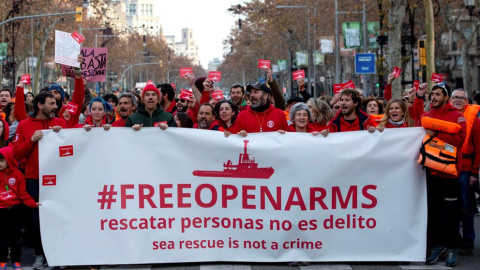 Voluntarios de la ONG Pro Activa Open Arms, durante una manifestación el pasado enero en Barcelona para contra la criminalización de los rescates de migrantes en el Mediterráneo.-ENRIC FONTCUBERTA / EFE / ARCHIVO