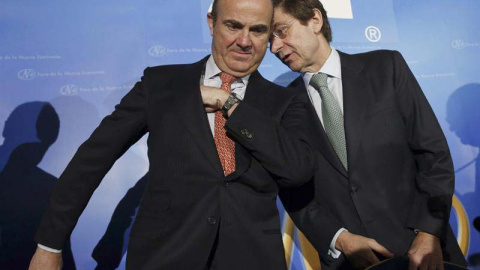 El ministro de Economía, Luis de Guindos  y el presidente de Bankia, José Ignacio Goirigolzarri, posan juntos en una acto en Madrid.