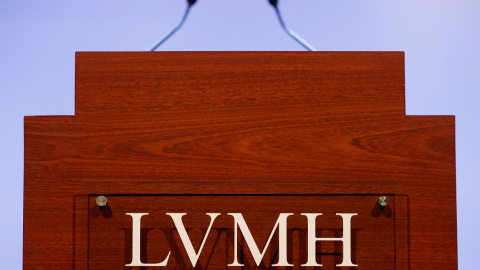 El logo de LVMH en un atril en la presentacion de los resultados de 2019 del grupo francés de lujo, en París. REUTERS/Christian Hartmann