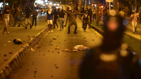 Manifestantes se enfrentan a miembros del Escuadrón Móvil Antidisturbios (ESMAD) de la policía durante una protesta contra el abuso policial en Cali (Colombia). EFE/ Ernesto Guzmán Jr