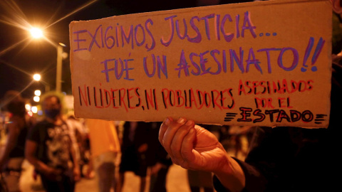 Una mujer muestra un cartel de protesta durante una manifestación contra el abuso policial en Cali (Colombia). EFE/ Ernesto Guzmán Jr